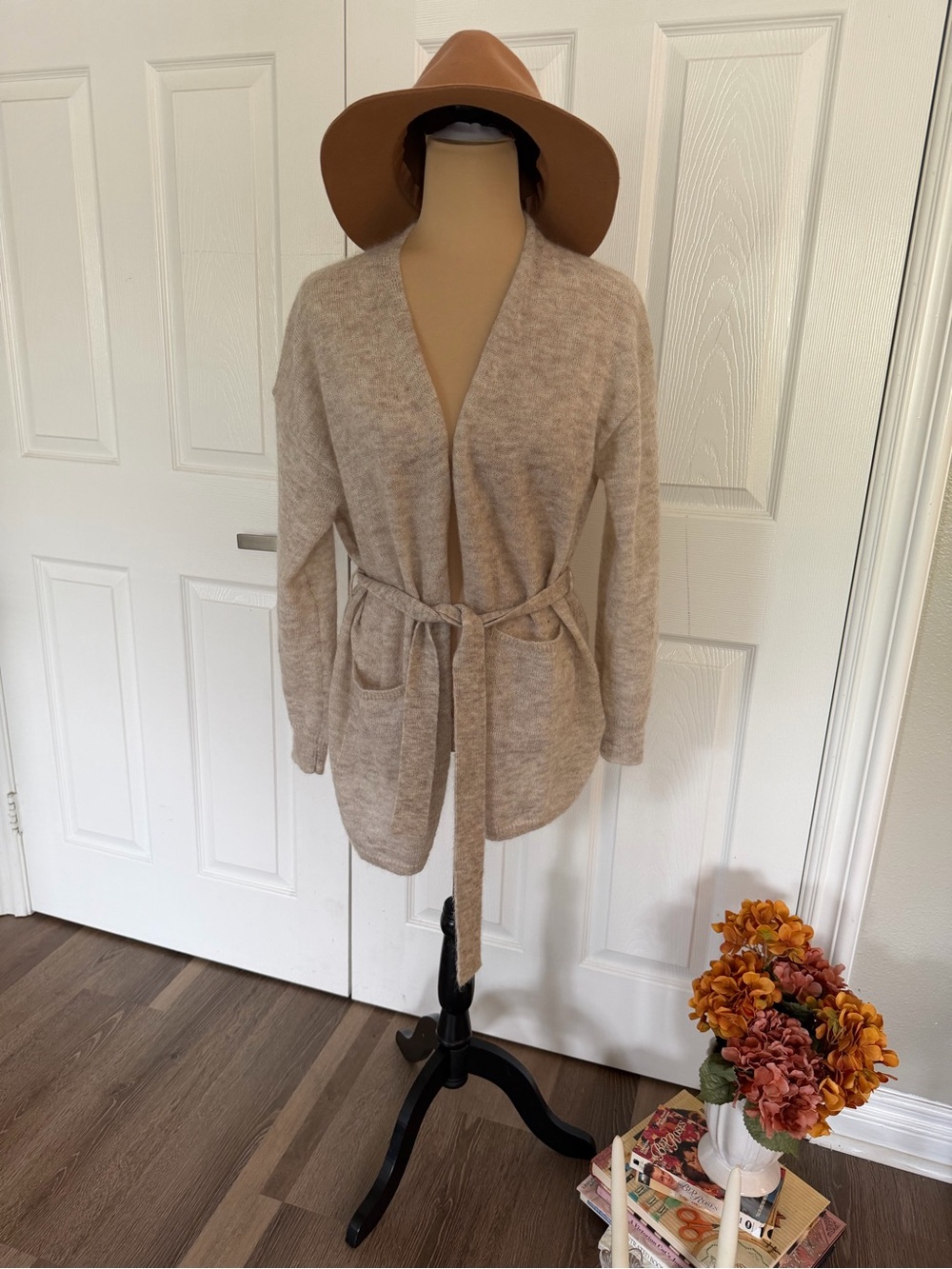 Crème cardigan with tie mohair